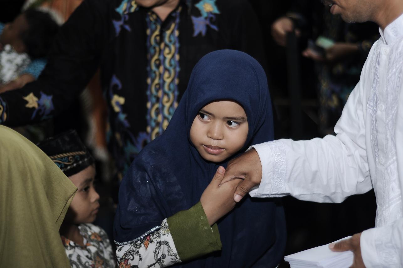 keutamaan-menyayangi-anak-yatim